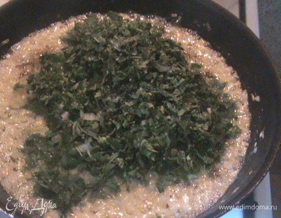 В конце добавляем петрушку, солим и перчим.