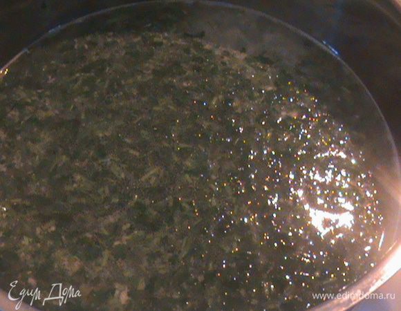 Всё перемешиваем и перекладываем в кастрюлю. Заливаем кипятком. Перемешиваем и доводим до кипения.