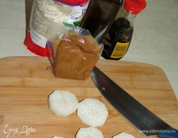 Дайкон почистить и нарезать кольцами толщиной 1-1,5 см
На каждом кружочке сделать крестообразный надрез (скорее - это дань японскому эстетству, ибо никакой смысловой нагрузки это действо не несет). Возможно, при гигантских размерах дайкона, коих я у нас не встречала, это необходимо, чтобы легко разделать палочками большой кусок готового блюда. 