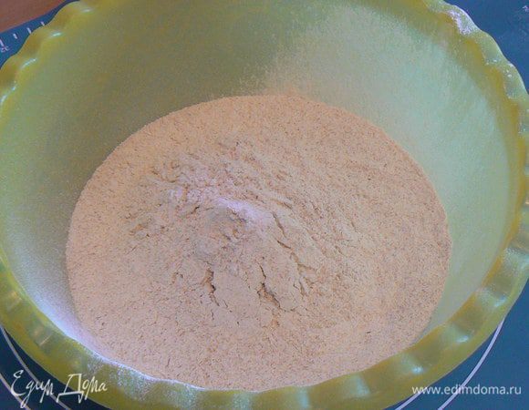 Муку смешать с разрыхлителем и солью, просеять