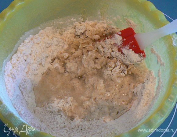  всыпать муку, быстро замесить тесто (сначала ложкой, потом руками - оно будет горячим, но не обжигающим). 