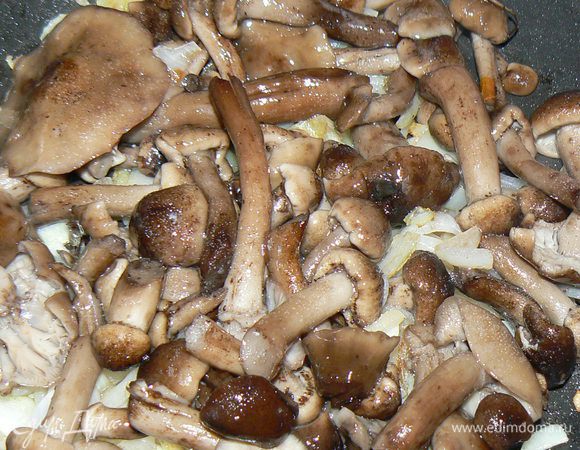 добавить грибы, обжаривать 5 минут,  посолить,поперчить