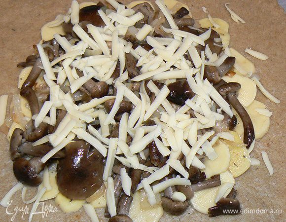 Последний слой посыпать сыром. 