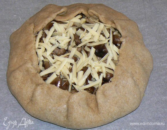 Края теста внахлёст завернуть на начинку. Печь 40-50 минут при температуре 180-200 градусов.