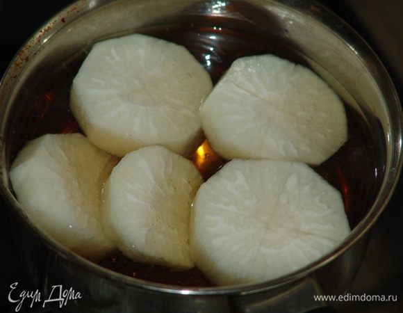 Отварить дайкон в кипящей воде с соевым соусом. Если варить 2-3  мин., он будет  с " хрустом", если 4-5 минут - станет мягким. 