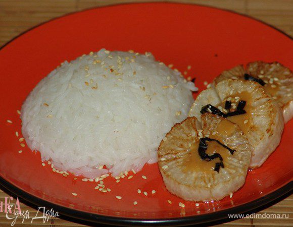 Готовые стейки смазать мисо-пастой и посыпать семенами кунжута. Абсолютно все авторы сходятся во мнениях, что лучший гарнир для стейков из дайкона - отварной рис. 