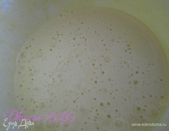 Яйца, сахар, ванильный сахар взбить до белой пышной пены.
