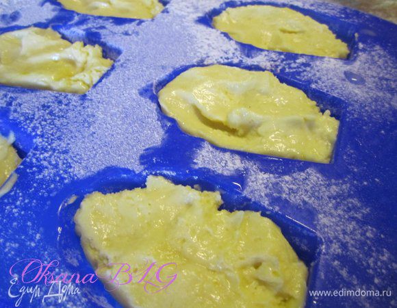 Выложить тесто, так чтобы оно заполняло формочку на 2/3.
