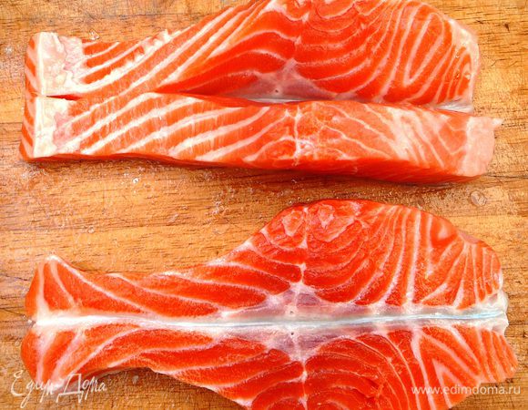 Разрезать филе вместе с кожей на 2 части. Каждую часть разрезать пополам, не прорезая кожицу. Сложить в виде рыбки.