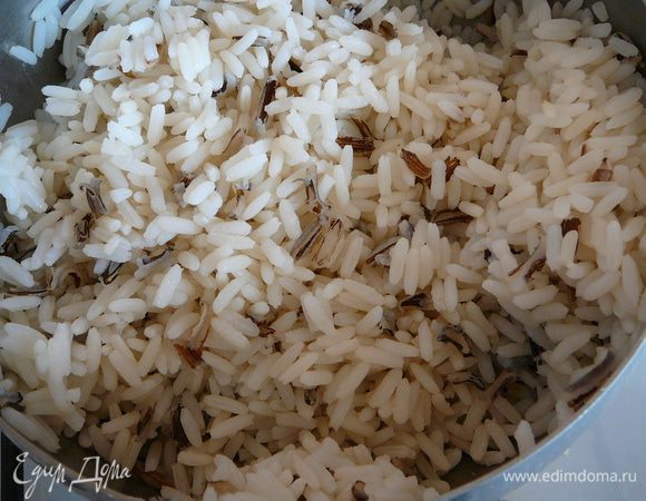 Рис отварить, влить в него кунжутное масло и рисовый уксус. Перемешать... Брокколи разобрать на соцветия, отварить и присыпать кунжутом.