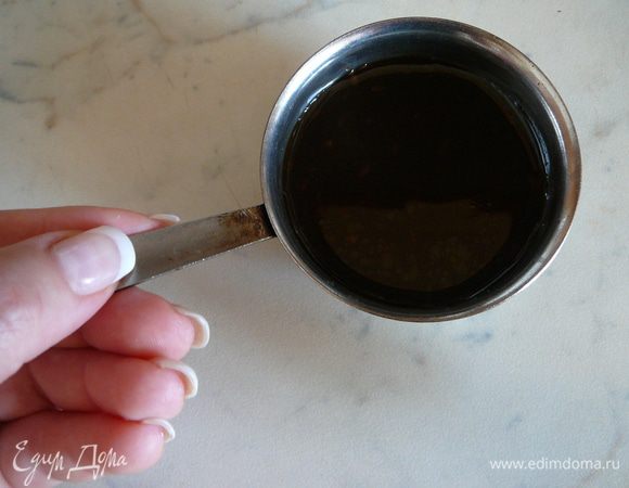 В сотейник влить соевый соус, кунжутное масло, сахар, чеснок. Соус уварить до загустения и процедить через сито.