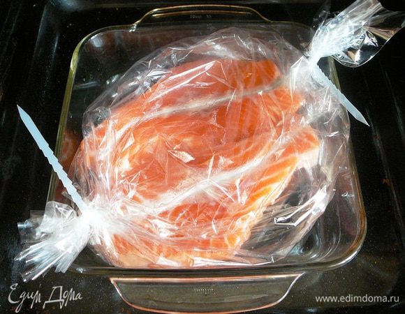 Уложить на противень и запекать 7-10 минут.