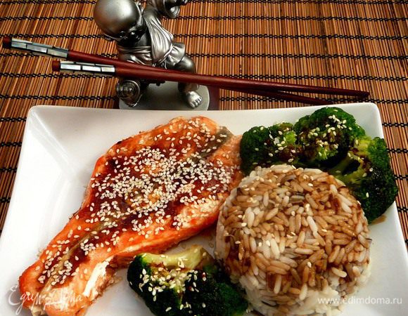 Выложить на тарелку рыбу, брокколи и рис. Полить соусом, посыпать кунжутом.