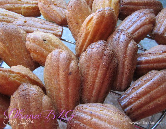 Выпекать печенье 4 минуты при температуре 230 градусов, затем уменьшить до 180 и выпекать еще 4-5 минут. Печенье должно немного зазолотится и появится выпуклый бугорок. готовые печенюшки охладить на решётке.