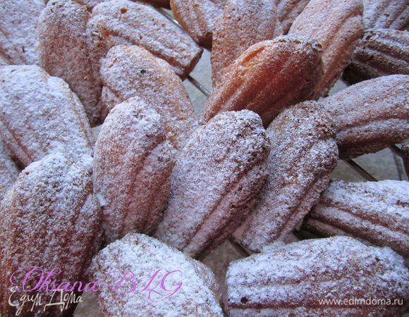 Посыпать сахарной пудрой.