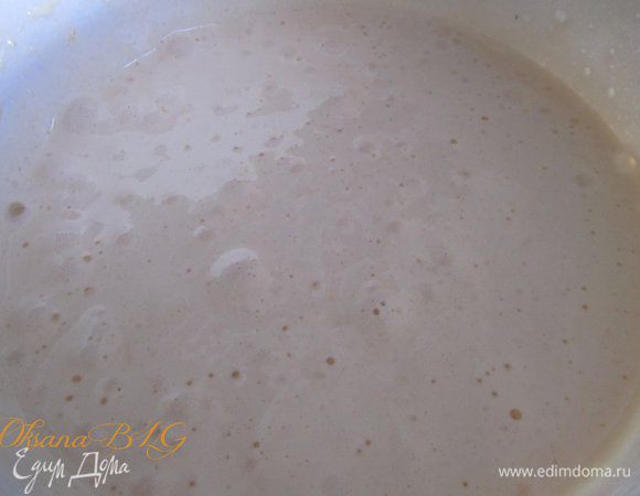 Бисквит. Подготовить две формы, застелить дно пергаментом. Яйца взбить с сахаром. Добавить муку с разрыхлителем. Перемешать. Тесто разделить на две части. В одно добавить пюрированый персик и 2 ст.л. растительного масла.