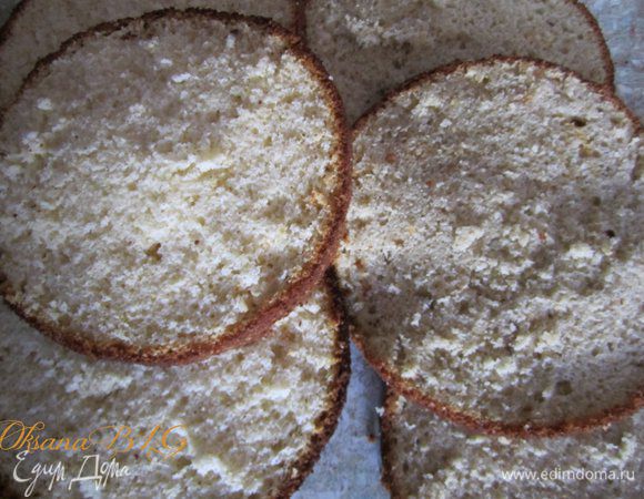 Бисквит охладить, каждый разрезать на 3 коржа.