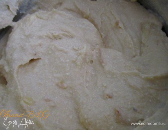 Для крема, сметану разделить на две части, поставить на огонь, довести до кипения. В одну часть  добавить черный шоколад. во вторую белый. Хорошо перемешать чтобы растаял шоколад. В часть с белым шоколадом ввести предварительно пюрированный персик. Поставить на огонь немного прокипятить, буквально 3-4 минуты. Снять с огня, охладить.