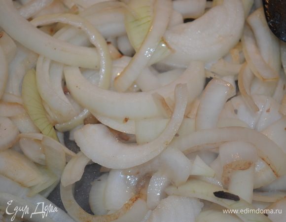 Картофель и лук очистить, нарезать тонкими кружками. Чеснок очистить и измельчить. Лук обжарить в 1 ст ложки сливочного масла примерно 4-5 минут.