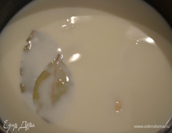 Сливки вскипятить с, чесноком и лавровыми листьями. Пойдет очень вкусный аромат