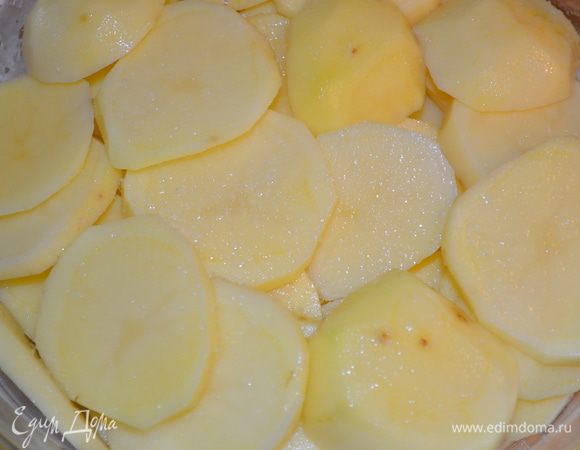 Форму для запекания смазать сливочным маслом, выложить туда картофель. Залить сливочной смесью. 