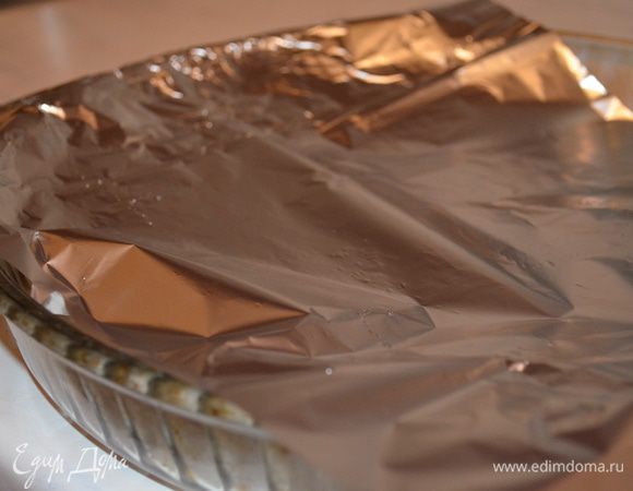 Форму закрыть фольгой, выпекать 30 минут при 180 градусах. 