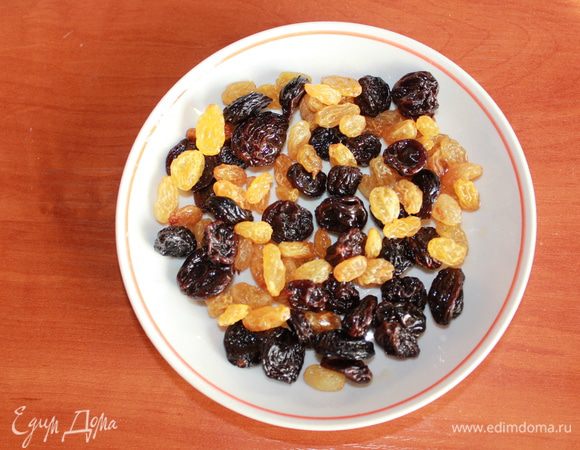 Изюм промыть и замочить в белом вине на 30 мин. Разогреть духовку до 190 градусов. 