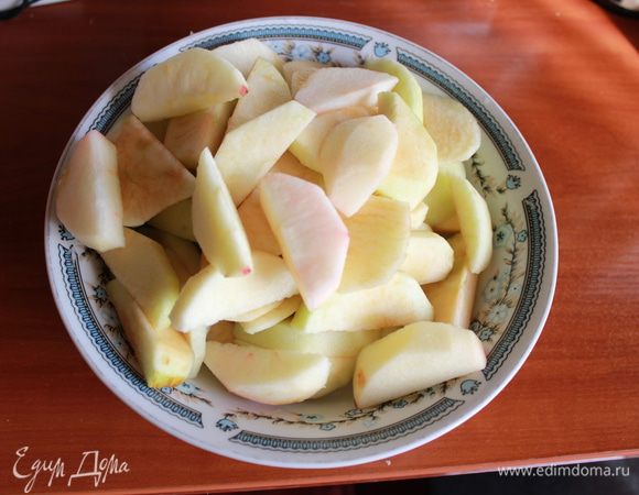 Яблоки очистить и нарезать ломтиками, удалив сердцевину.