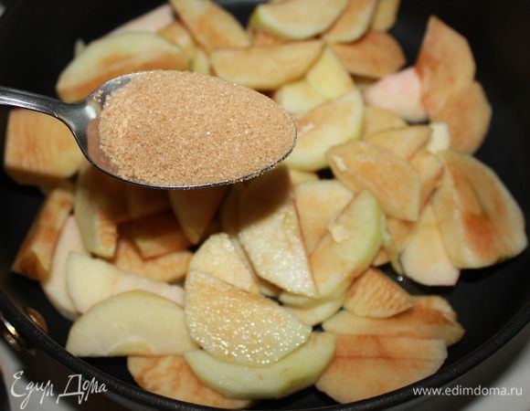 В сковороде разогреть 1 ст. ложку сливочного масла, положить яблоки, всыпать 2 ст. ложки сахара. Обжарить, помешивая, 3 мин. Добавить изюм вместе с вином и готовить еще 5–7 мин., до мягкости яблок. Снять с огня и дать остыть.