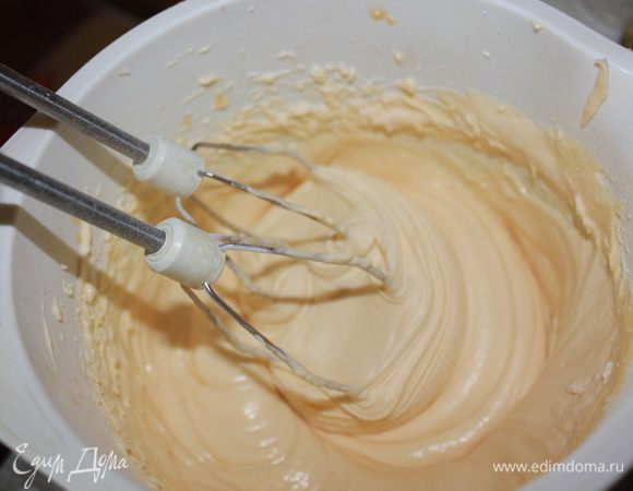 Оставшееся сливочное масло (обязательно мягкое, иначе ничего не выйдет)  взбить в миске вместе с оставшимся сахаром.