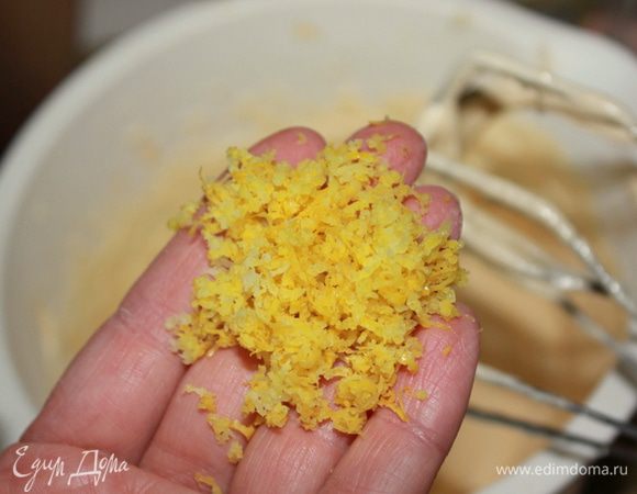 По одному, продолжая взбивать, добавить яйца. Муку просеять 2 раза,  добавить разрыхлитель. Постепенно всыпать муку  в тесто, порциями, по 2 столовые ложки. Добавить лимонную цедру,  и замесить однородное тесто. 