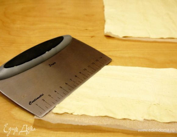 Нагреть духовку до 180°. Раскатать слоёное тесто в прямоугольник величиной примерно 15х10 см.