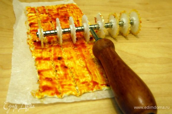 Нарезать тесто на полоски шириной в 1 см.