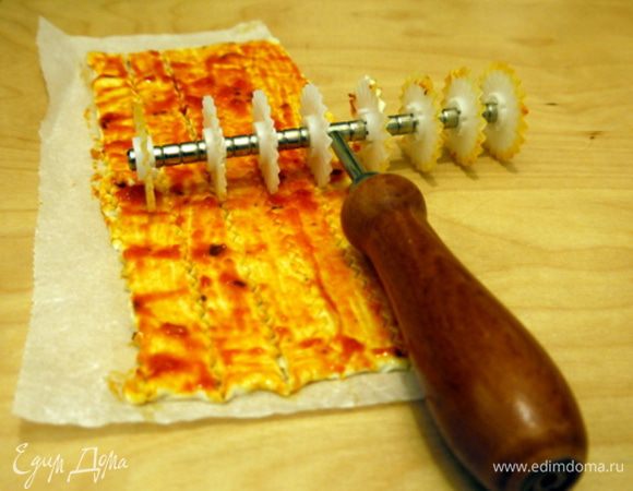 Нарезать тесто на полоски шириной в 1 см.
