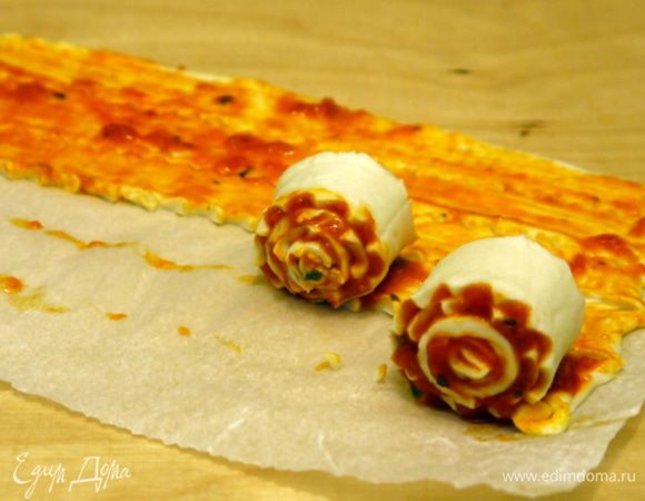 Закрутить полоски теста в «улитки».