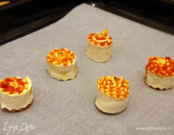 Поместить «улитки» на противень, покрытый бумагой для выпечки, и выпекать 20 минут.
Достать готовые «улитки» и дать им остыть.

