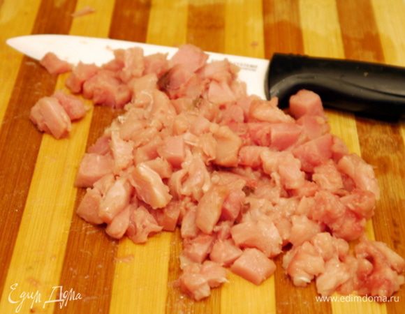 Острым ножом  порезать филе тунца на тартар.
