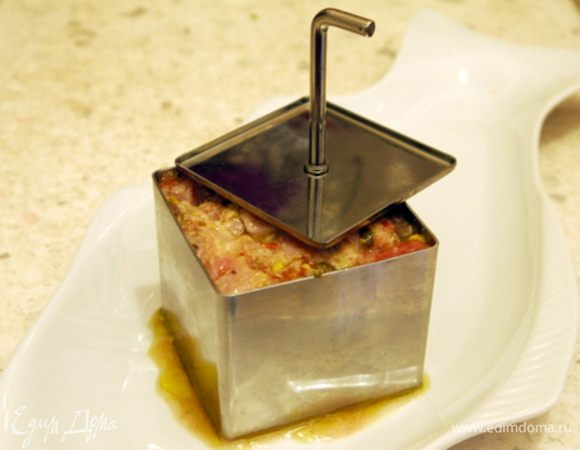 С помощью специального приспособления оформить тартар на тарелках. Подать с «улитками» из слоёного теста.

