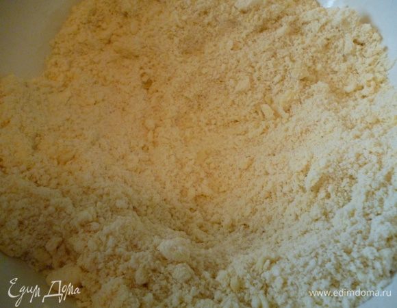 Тесто: холодное сливочное масло нарезать мелкими кубиками. Муку просеять с разрыхлителем и перетереть руками до мелкой крошки.