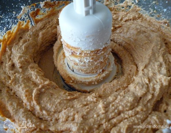 Приготовим начинку. ВАЖНО!все продукты для начинки должны быть комнатной температуры,чтобы все ингридиенты равномерно смешивались и не трескалась поверхность начинки во время выпечки.Поэтому продукты надо заранее достать из холодильника.Творог лучше протереть через сито.У меня творог домашний с рынка.Я его перемешала с помощью комбайна,затем добавила вареную сгущенку и опять перемешала.