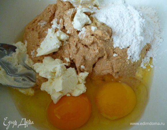 Выкладываем смесь в миску,добавляем яйца,сливочный сыр,порошок для пудинга и затем аккуратно все перемешиваем с помощью ложки до однородной массы.Я прочитала,что такую начинку надо перемешивать именно ложкой,чтобы она не осела после выпечки.