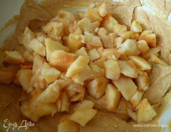 Яблоки чистим,удаляем сердцевину и нарезаем кусочками.Добавляем к смеси и опять аккуратно перемешиваем.