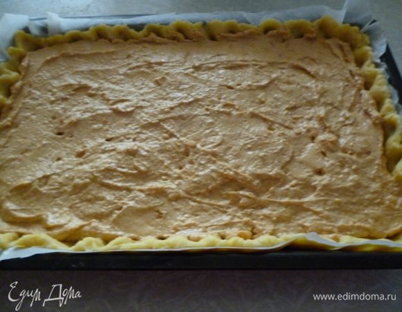 Выкладываем начинку ,равномерно распределяем.Выпекаем 35 минут при 180 градусах.Тесто должно подрумяниться и начинка схватиться.Выключаем духовку и оставляем закрытой дверку 10 минут.Затем приоткрыть духовку и подержать пирог еще 10 минут в духовке.Затем можно достать и дать пирогу полностью остыть. Приятного вам чаепития!