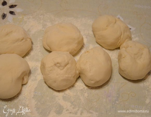 Тесто разделить на небольшие шарики,одинакового размера.
