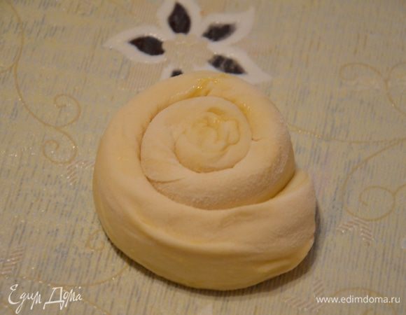 Смазать растопленным маслом.Свернуть лепешку в рулет,каждый раз ,каждый заворот смазывая сливочным маслом.Рулет свернуть в улитку.