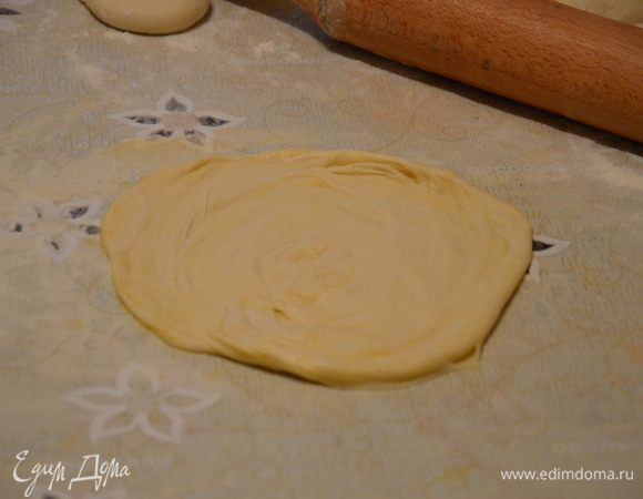 Теперь раскатать улитку,до толщины примерно 0,7-0,5 см.