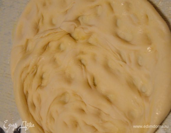 Затем кончиками пальцев сделать отпечатки))) вдавив пальцы по всей поверхности лепешки.