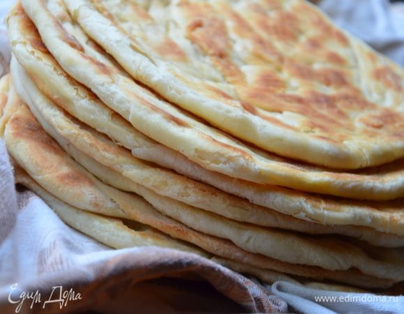 Готовые лепешки сложить в стопку и укутать полотенцем,минут на 10.