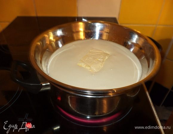 взбить яйца, ванилин и сахар до белой пены, добавить туда маргарин и поставить все на водяную баню, подогреть до растворения маргарина, но не кипятить ни в коем случае.