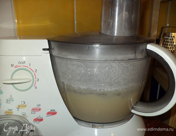 затем в тёплую массу добавить соду гашеную и продолжать взбивать добавляя постепенно муку. тесто должно получиться жидковатым.